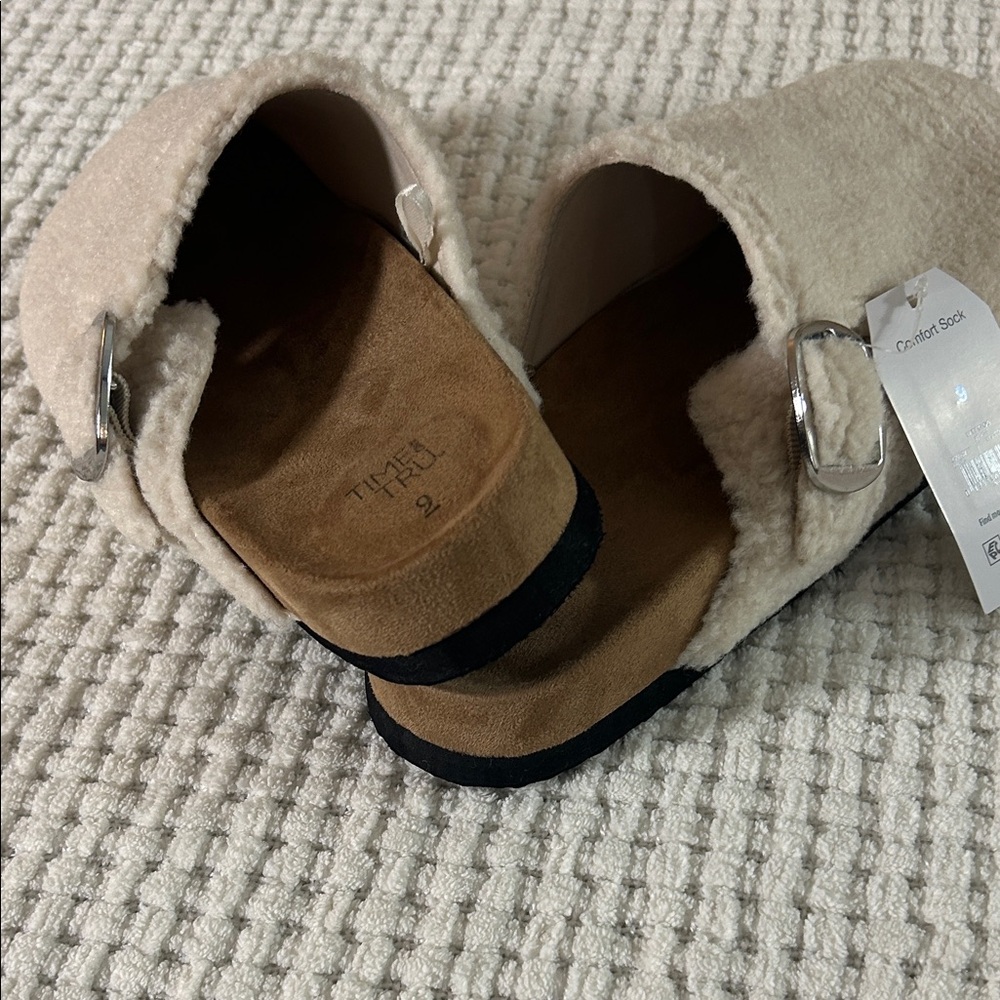 Time and Tru Beige Fleece Slippers - Picture 7 of 8